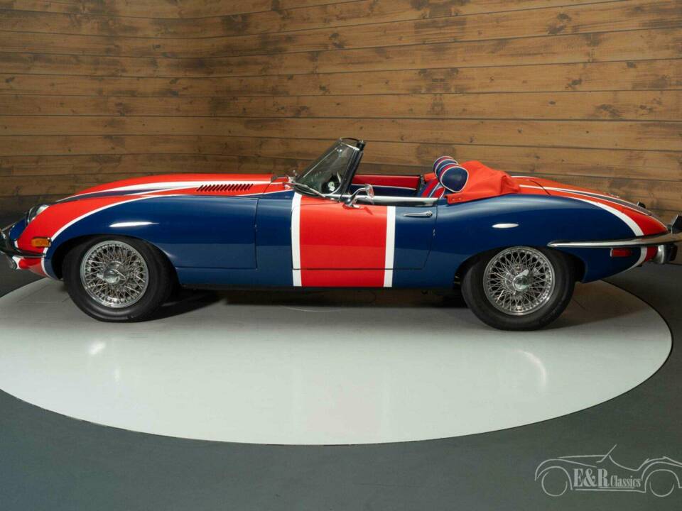 Image 4/17 de Jaguar E-Type (1970)