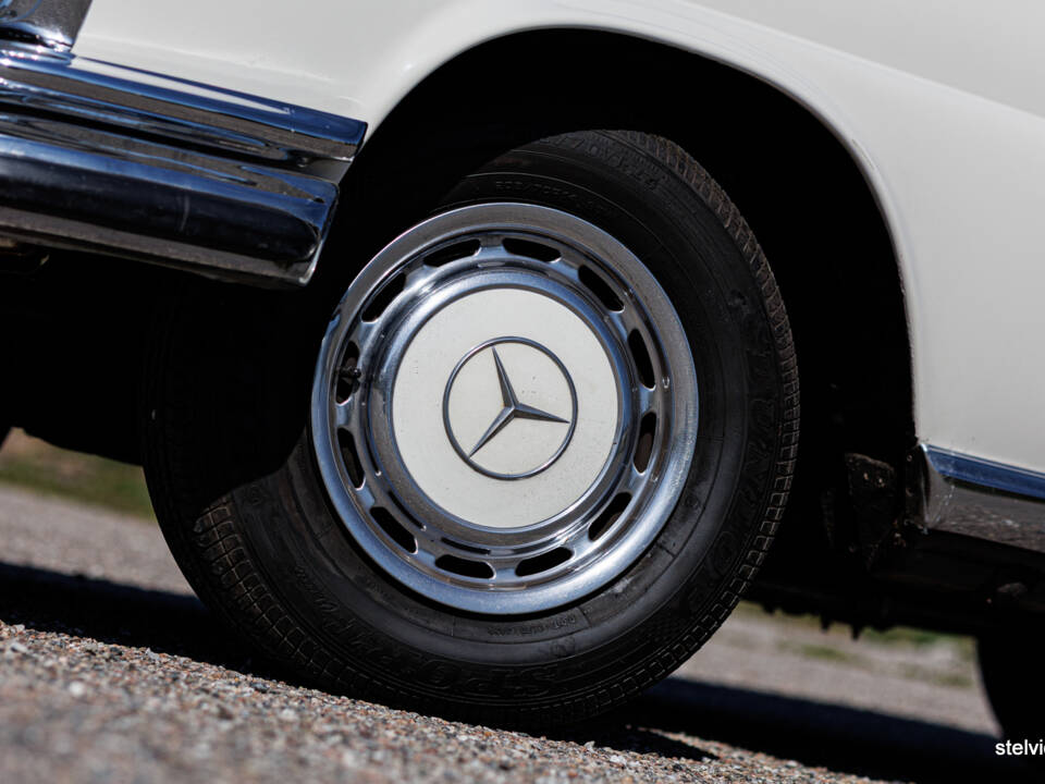 Image 20/38 of Mercedes-Benz 280 SE 3,5 (1970)