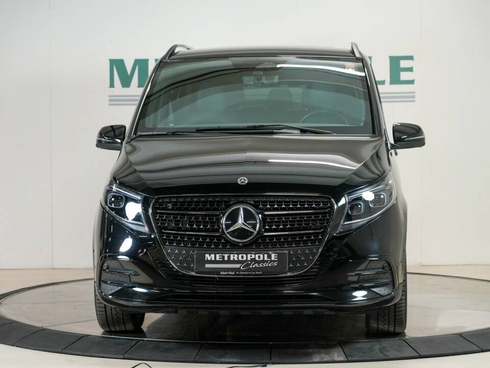 Image 27/35 of Mercedes-Benz V 300 d 4MATIC (2025)