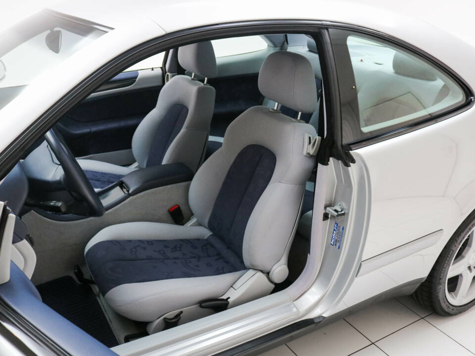 Immagine 6/13 di Mercedes-Benz CLK 230 Kompressor (1998)