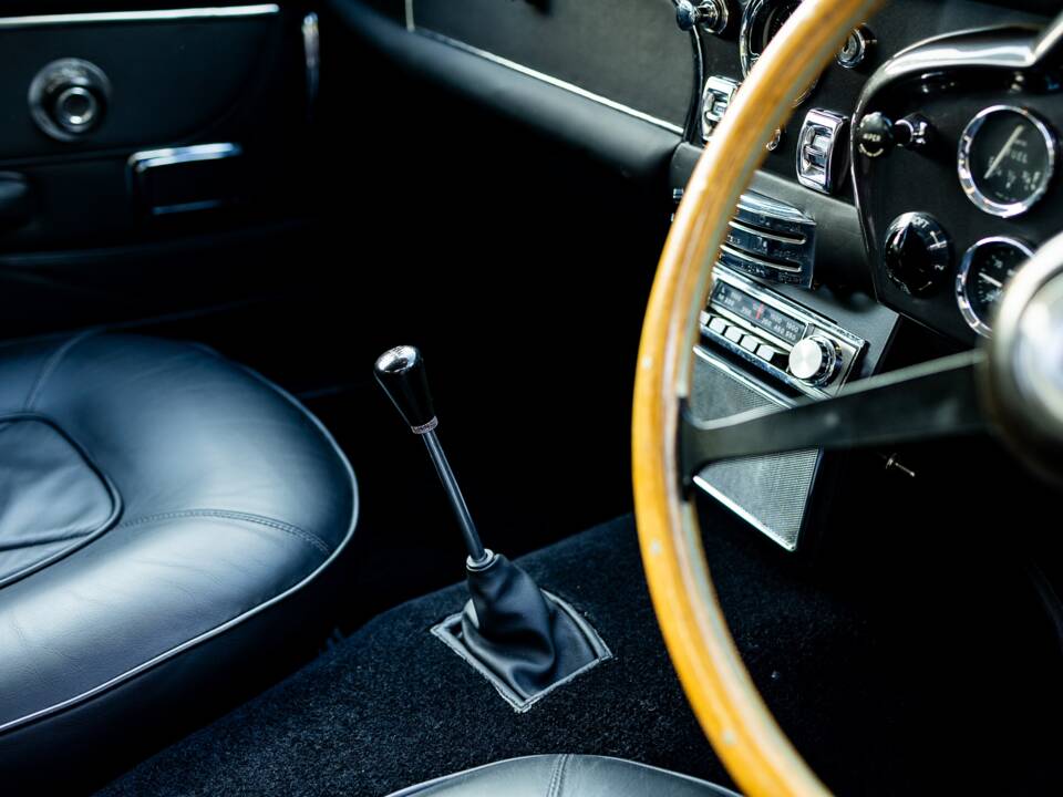 Bild 32/43 von Aston Martin DB 6 Vantage (1967)