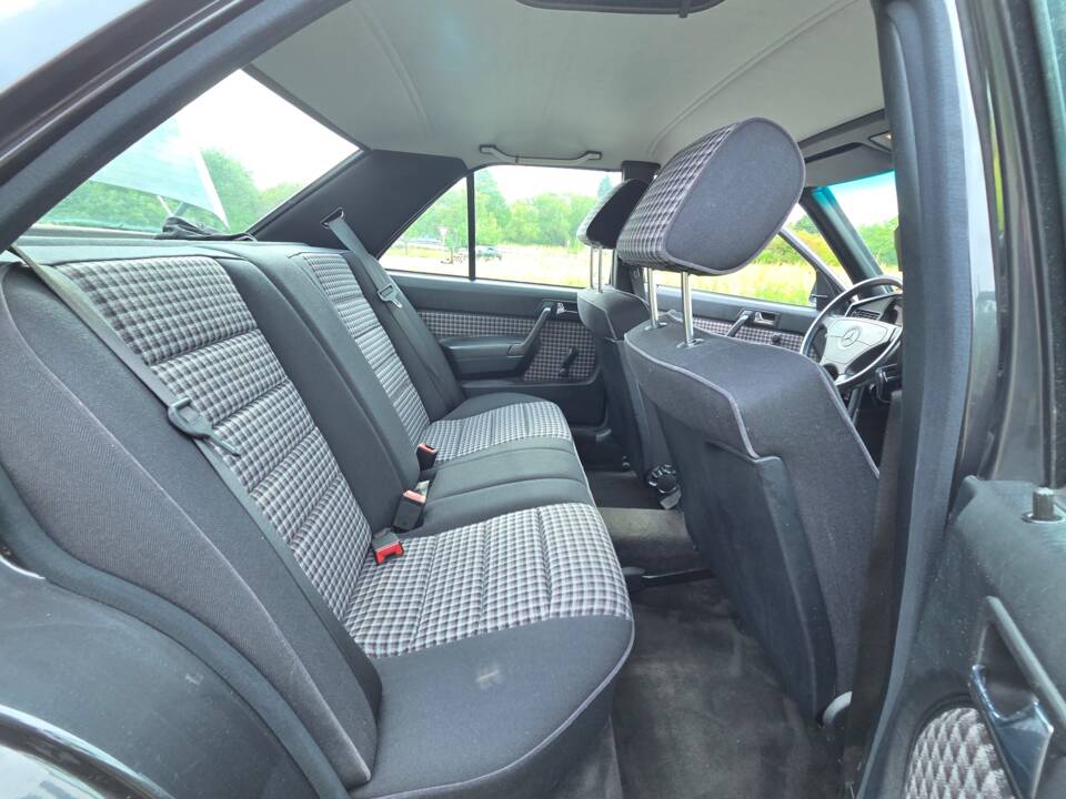 Bild 25/39 von Mercedes-Benz 190 E 1.8 (1992)