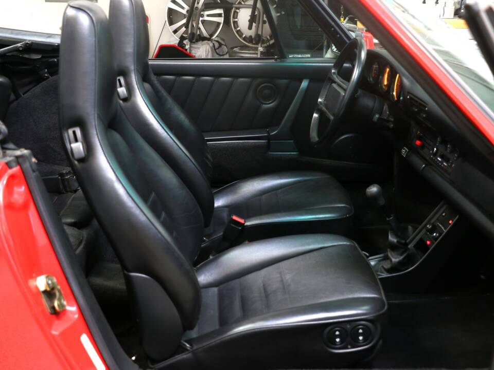 Image 25/47 of Porsche 911 Carrera 3.2 (1989)