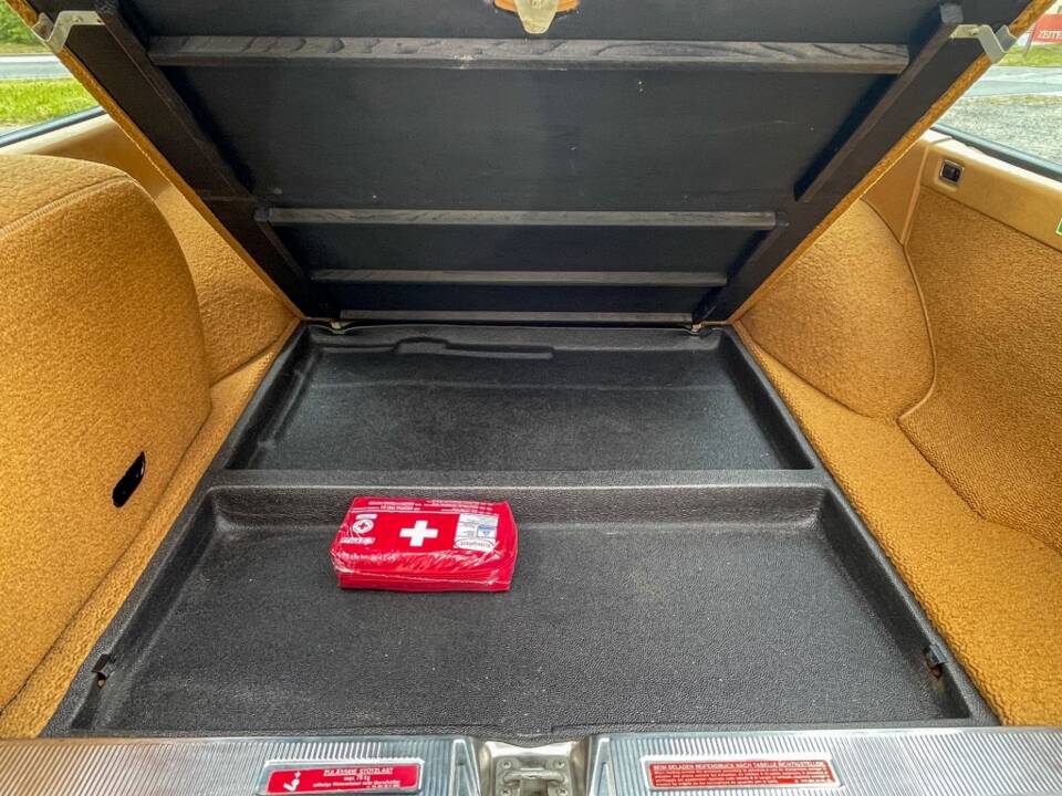 Image 27/34 of Mercedes-Benz 200 T (1983)