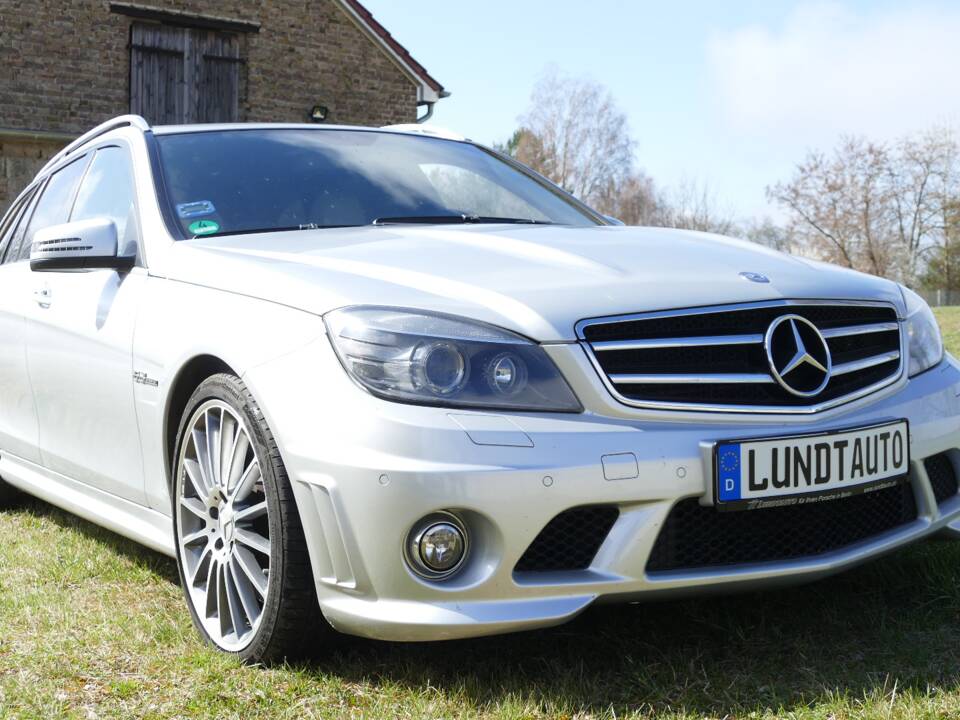 Imagen 3/18 de Mercedes-Benz C 63 AMG T (2010)