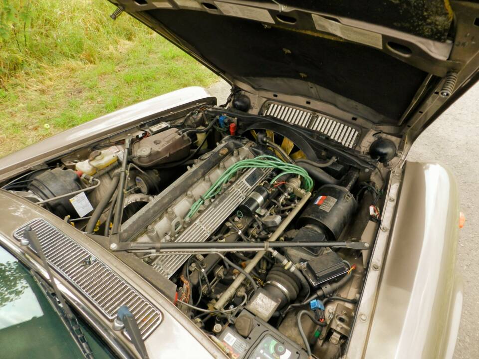 Image 12/13 of Jaguar XJ 6 4.2 (1985)