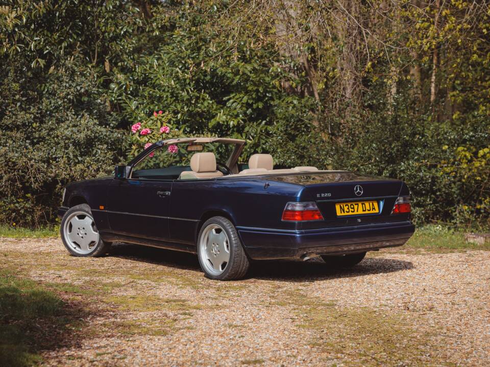 Imagen 27/41 de Mercedes-Benz E 220 (1995)