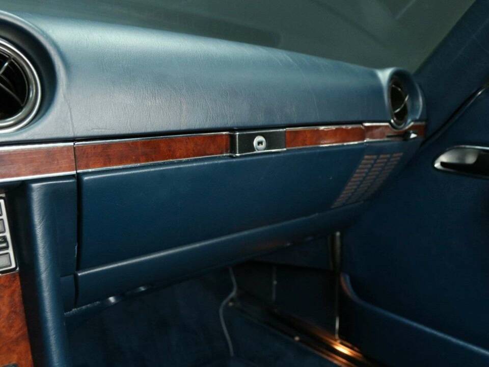 Image 15/30 of Mercedes-Benz 380 SL (1985)