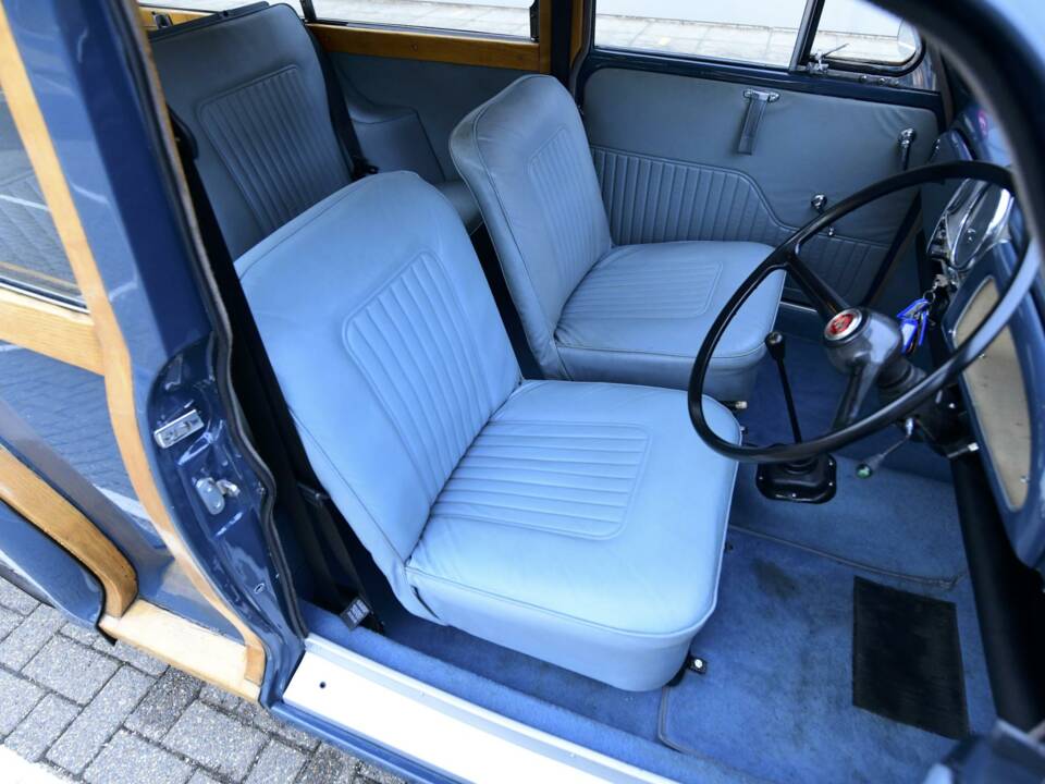 Image 32/50 of Morris Minor 1000 Traveller (1969)