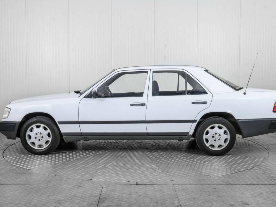 Image 11/50 of Mercedes-Benz 200 (1986)