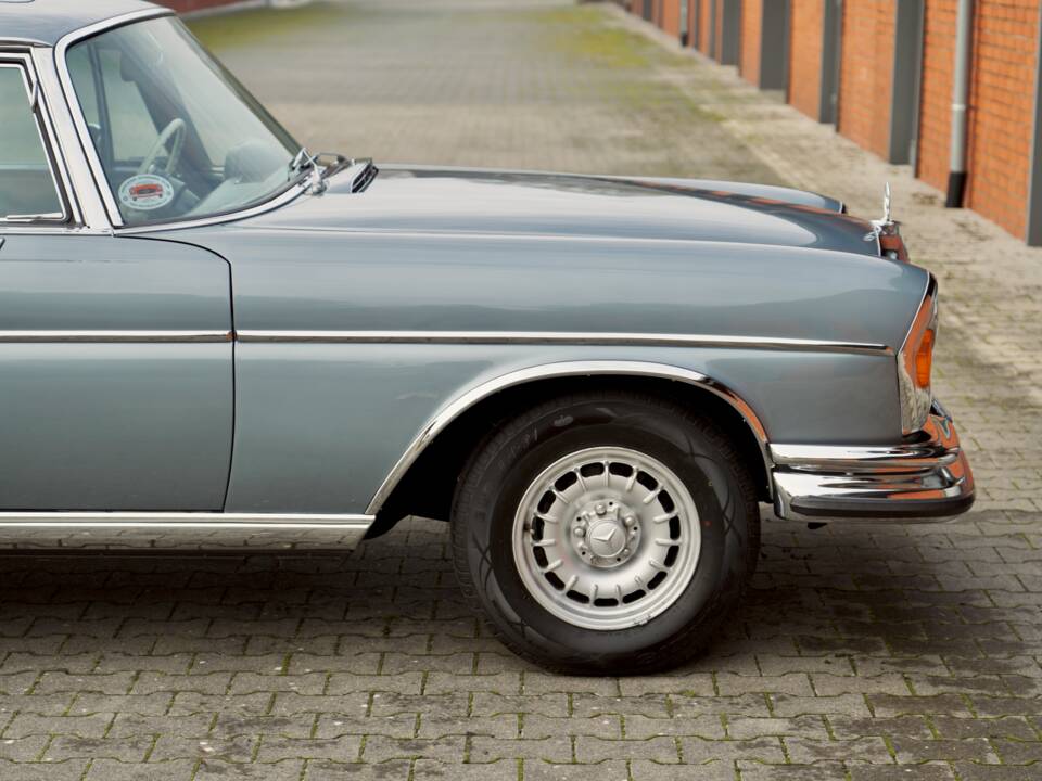 Image 22/84 of Mercedes-Benz 280 SE 3,5 (1970)