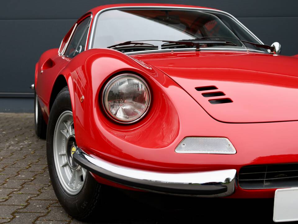 Image 19/24 de Ferrari Dino 246 GT (1973)