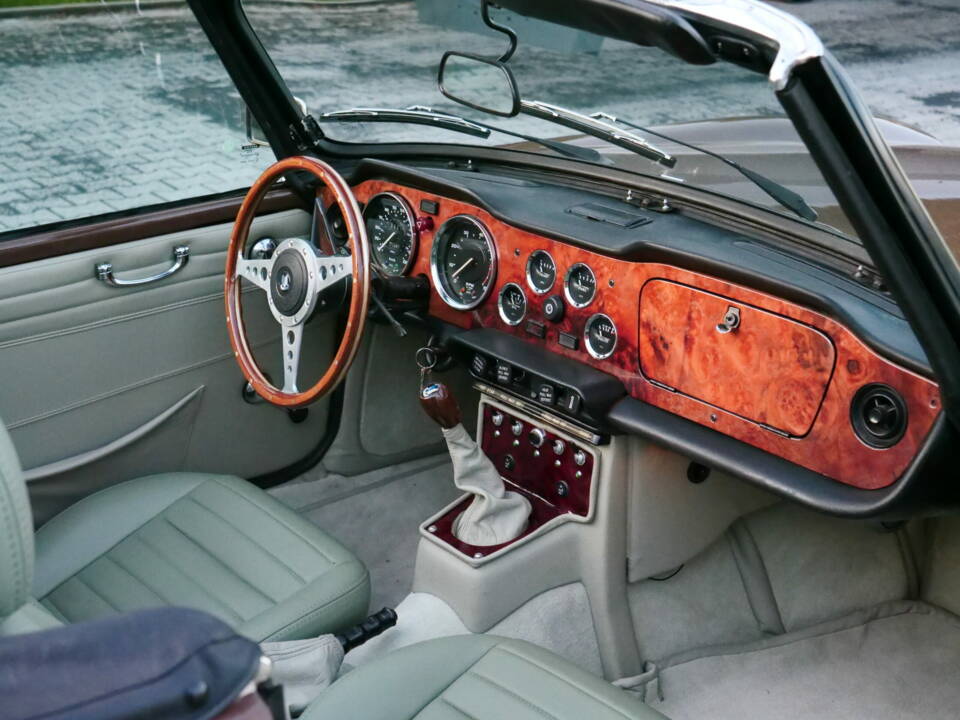 Image 5/6 of Triumph TR 6 (1975)