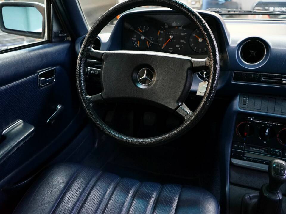 Image 20/31 of Mercedes-Benz 300 D (1982)