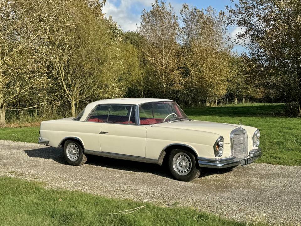 Image 11/132 of Mercedes-Benz 220 SE b (1963)