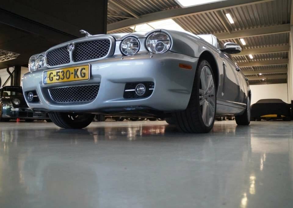 Image 36/50 of Jaguar XJ 8 4.2 (2007)