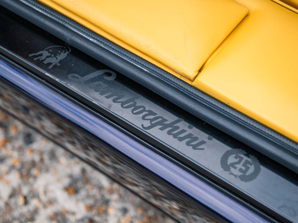 Image 33/39 of Lamborghini Countach 25th Anniversary (1990)