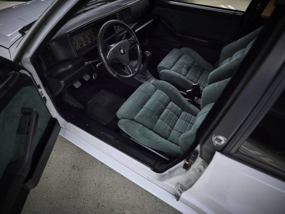 Image 62/93 of Lancia Delta HF Integrale Evoluzione I (1992)
