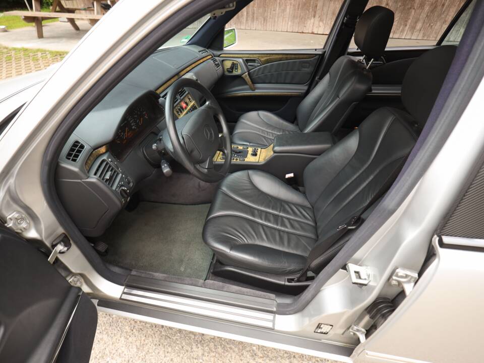 Image 11/98 de Mercedes-Benz E 50 AMG (1996)