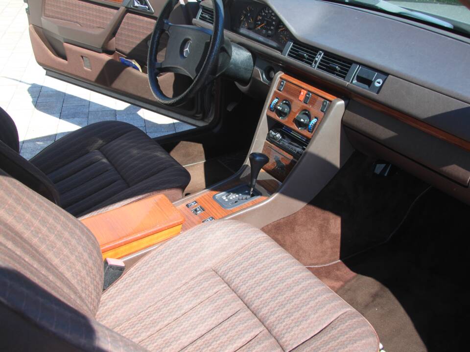 Bild 7/16 von Mercedes-Benz 230 CE (1990)
