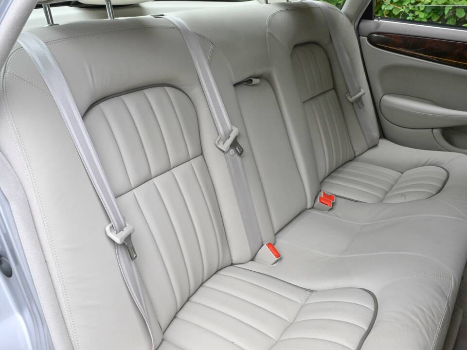Immagine 39/50 di Jaguar XJ 8 Executive (2002)