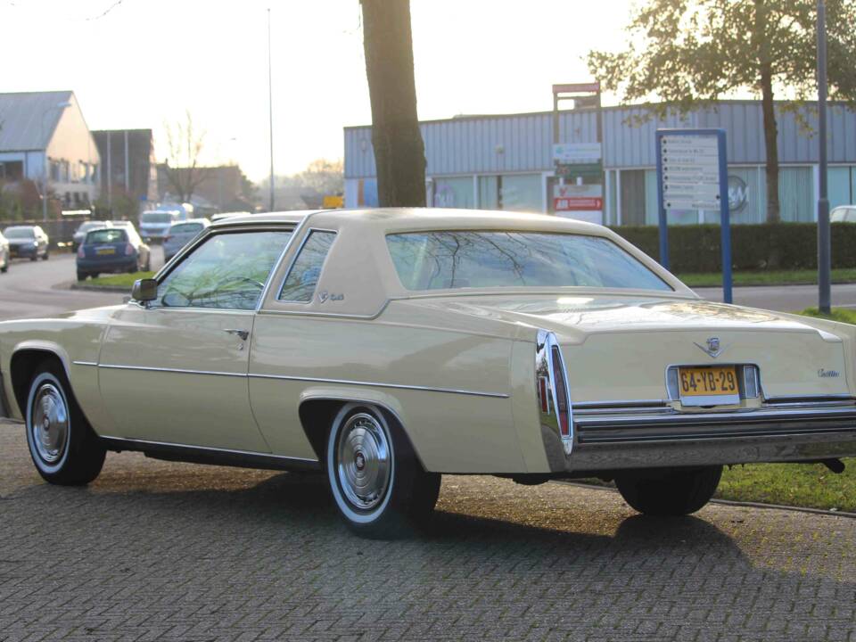 Image 37/56 of Cadillac Coupe DeVille (1977)