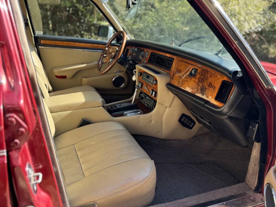 Immagine 13/41 di Jaguar XJ 12 (1990)