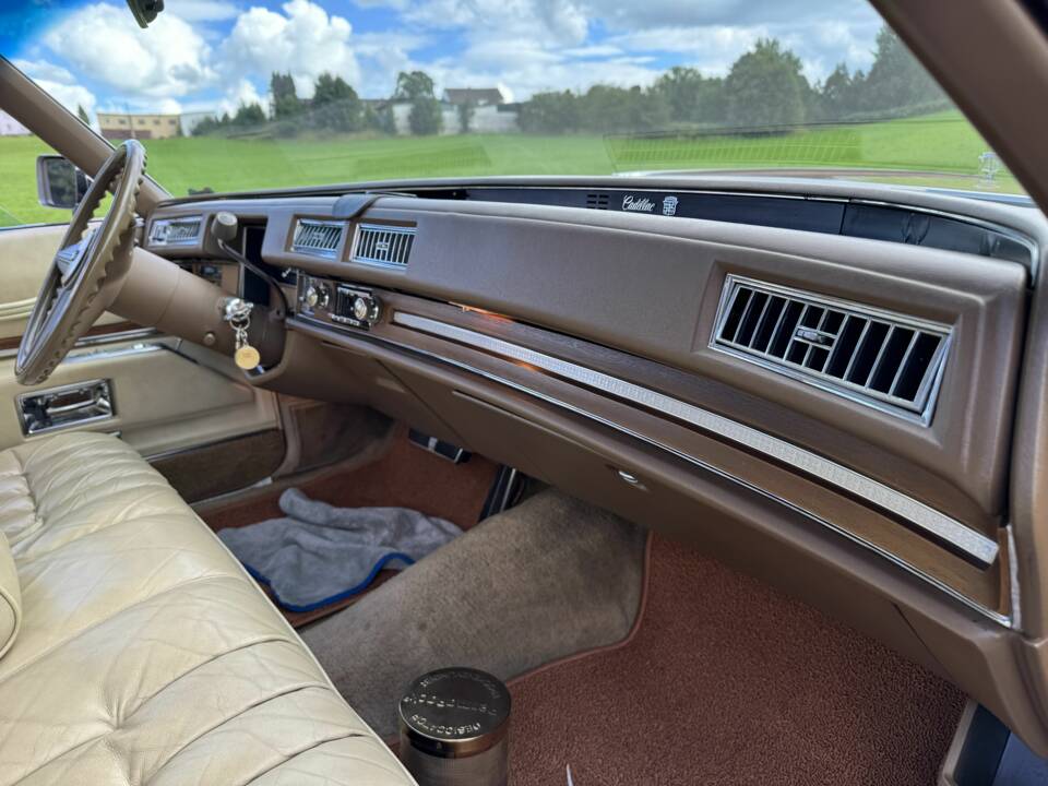 Bild 15/20 von Cadillac Coupe DeVille (1974)