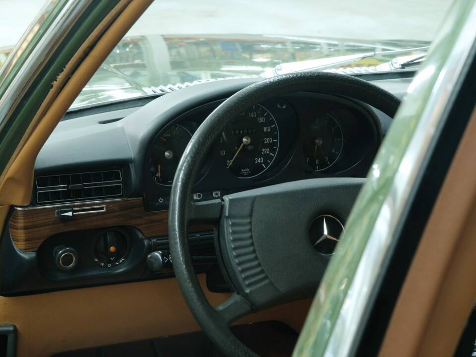 Image 40/50 de Mercedes-Benz 350 SE (1975)