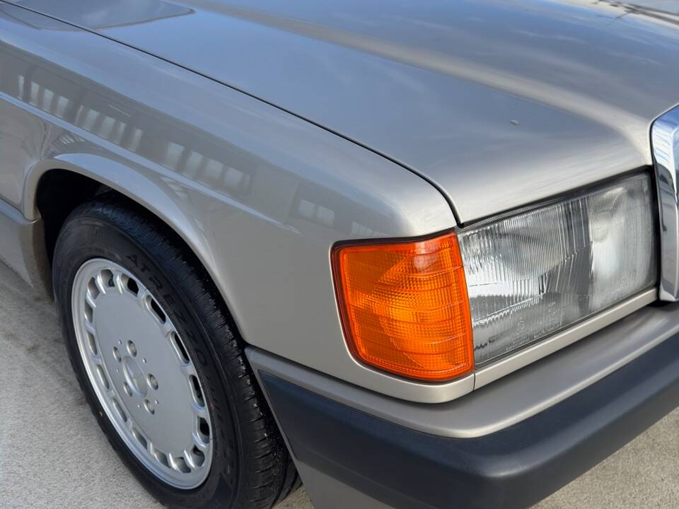 Immagine 4/39 di Mercedes-Benz 190 E 2.6 (1990)