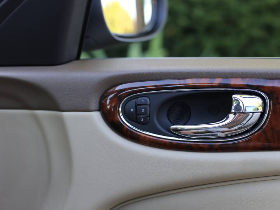 Imagen 61/77 de Jaguar XJ 8 4.2 (2005)