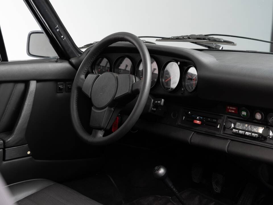Image 17/29 of Porsche 911 Turbo 3.0 (1976)