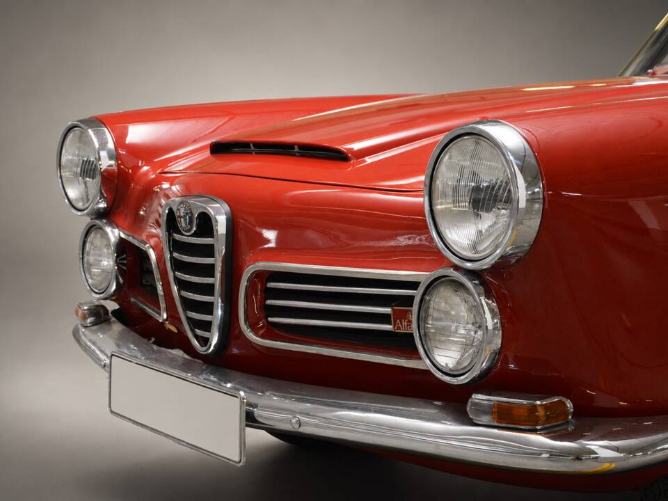 Image 15/31 of Alfa Romeo 2600 Spider (1964)