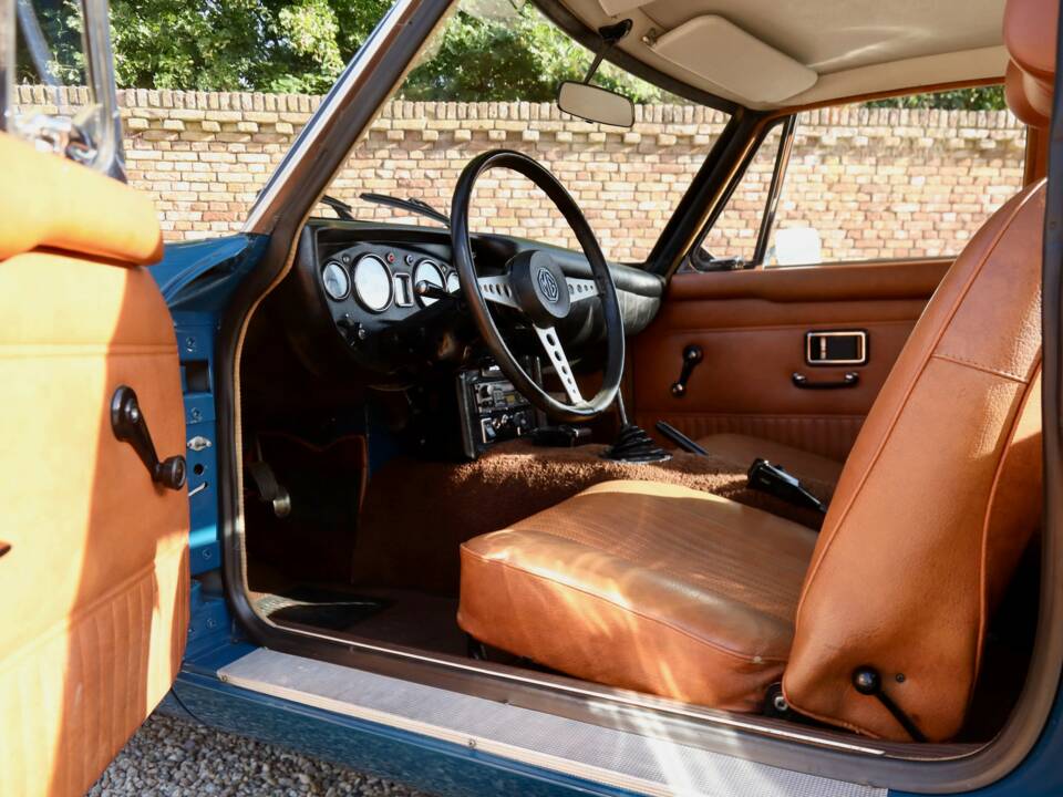 Immagine 27/50 di MG MGB GT (1971)