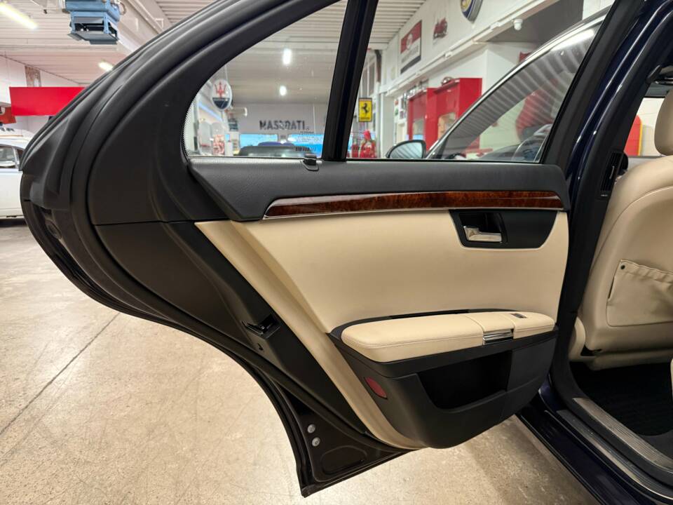 Image 13/18 of Mercedes-Benz S 450 4MATIC (2007)