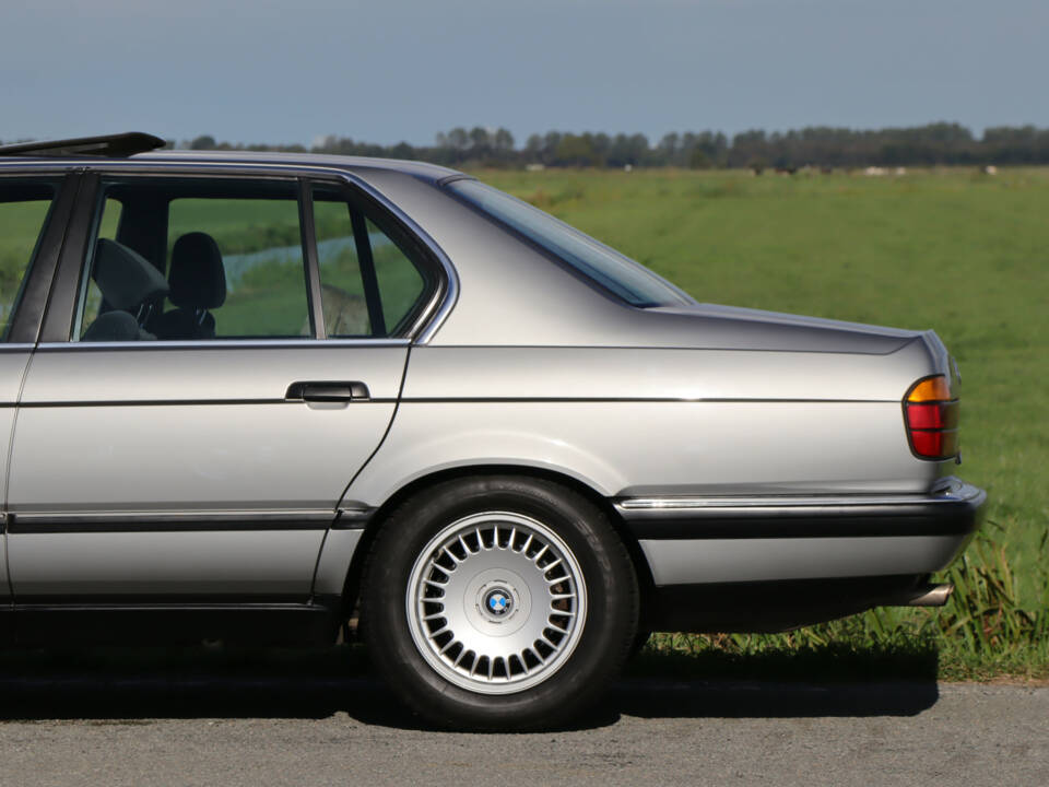 Bild 8/41 von BMW 735i (1987)