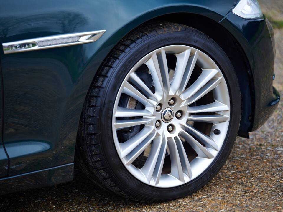 Image 36/50 of Jaguar XJ 5.0 (2010)