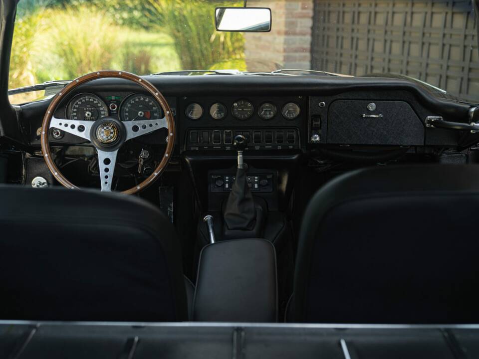 Image 35/50 de Jaguar E-Type (1968)
