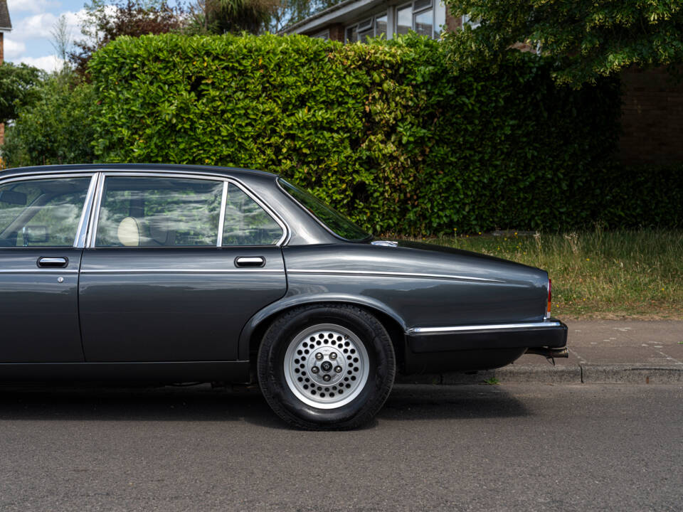Image 12/23 of Daimler Double Six (1992)