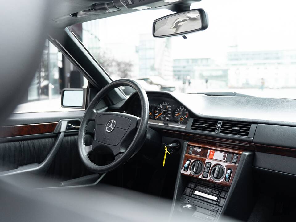 Image 31/45 of Mercedes-Benz E 220 (1995)