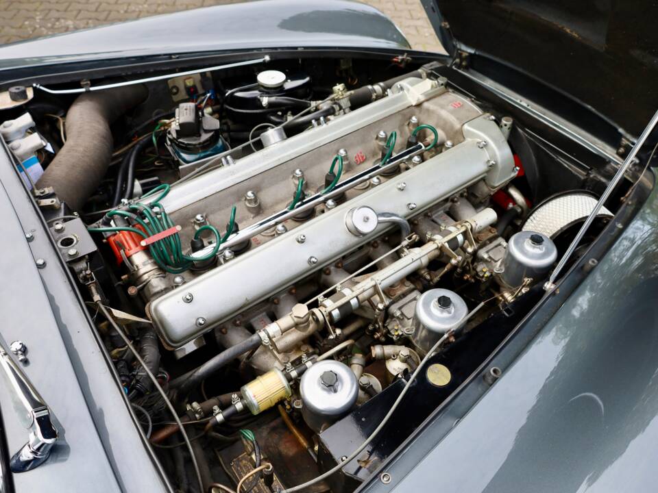 Image 12/24 of Aston Martin DB 6 Volante (1967)