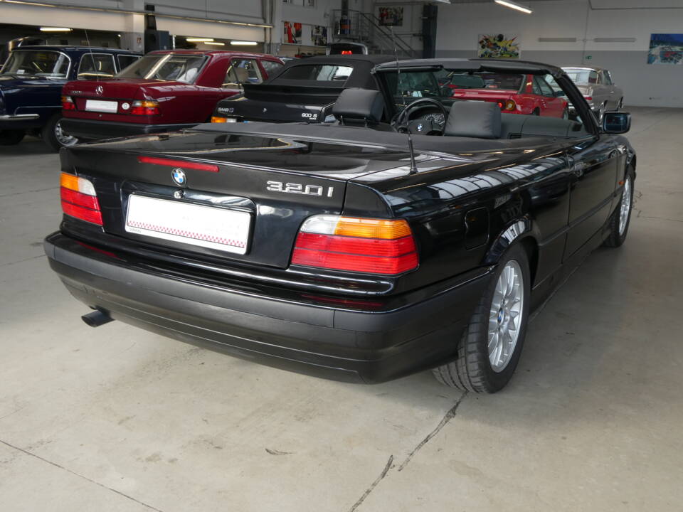 Image 27/40 de BMW 320i (1997)