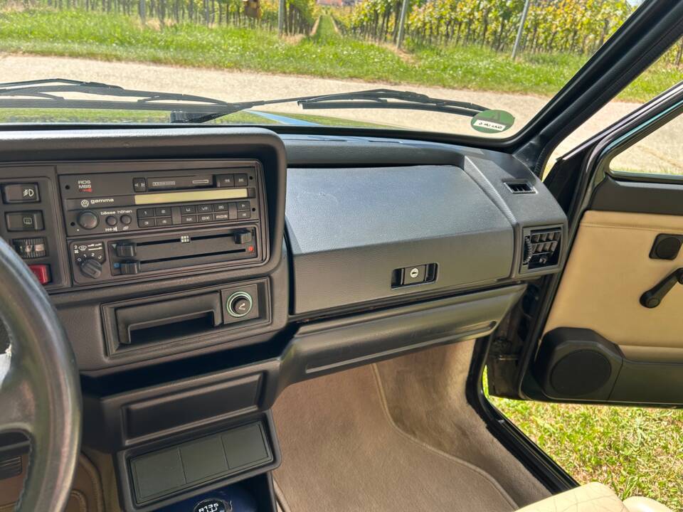 Image 13/22 de Volkswagen Golf I Cabrio 1.8 (1992)