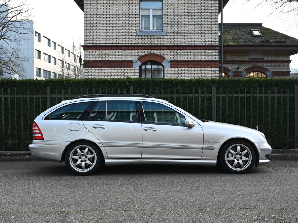 Image 3/32 of Mercedes-Benz C 32 AMG T (2003)