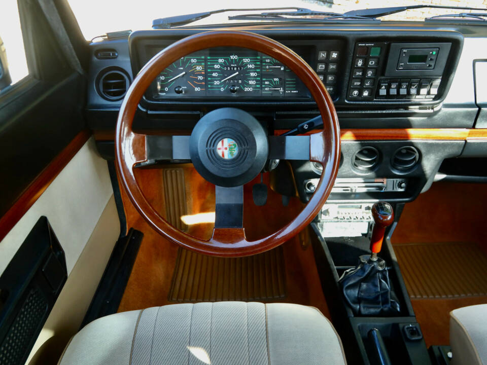 Immagine 12/50 di Alfa Romeo Alfetta 2.0 (1984)