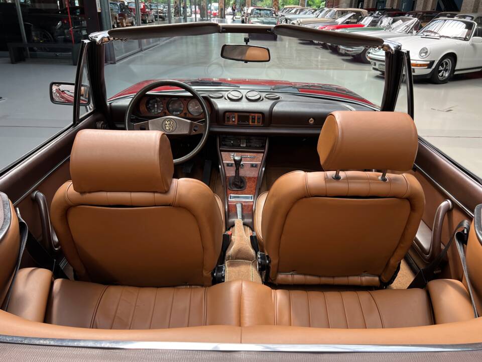Image 19/28 of Peugeot 504 Convertible (1981)