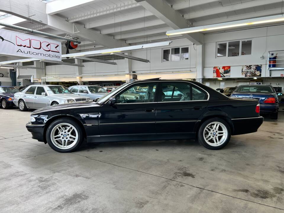 Immagine 8/48 di BMW 740i (2001)