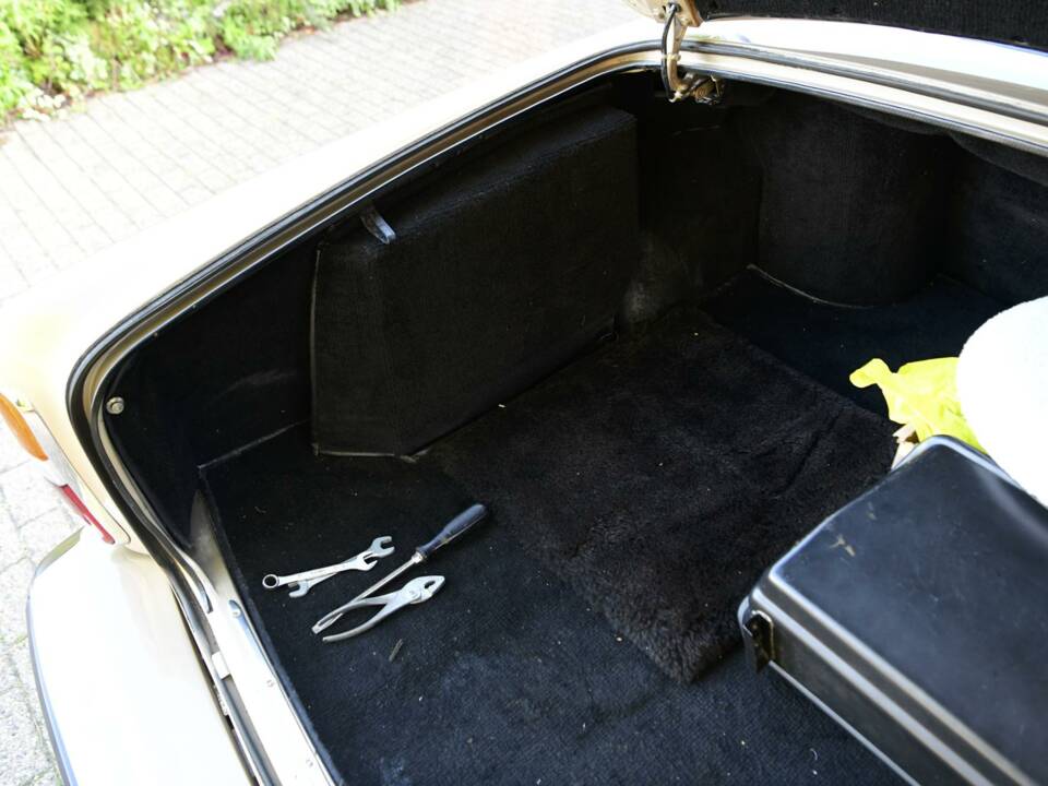 Image 43/50 of Rolls-Royce Silver Shadow II (1977)