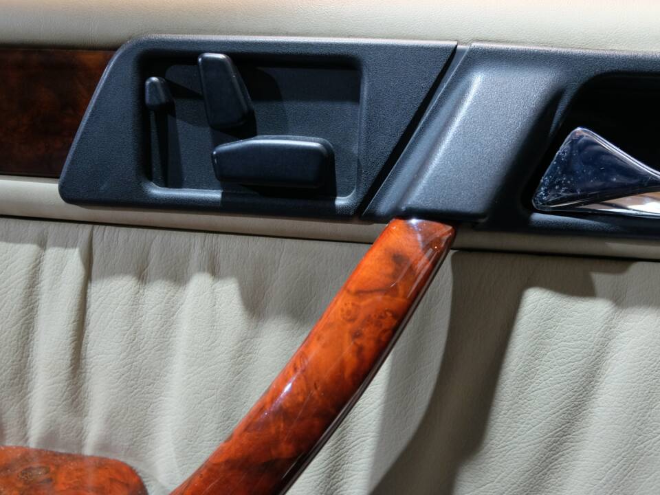 Image 10/32 de Mercedes-Benz 400 E (1991)