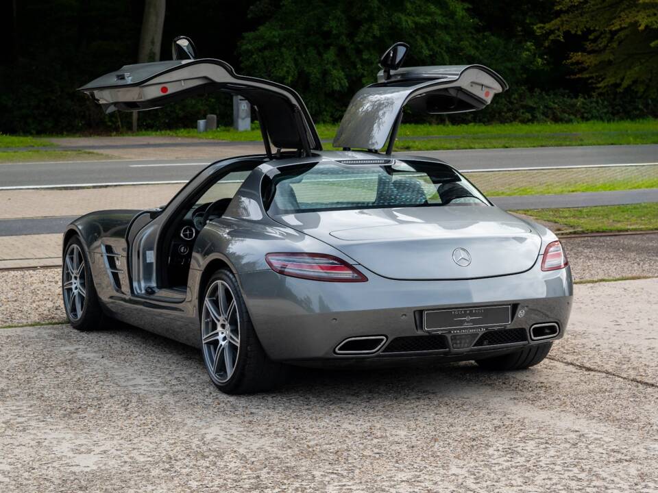 Image 14/32 of Mercedes-Benz SLS AMG (2011)